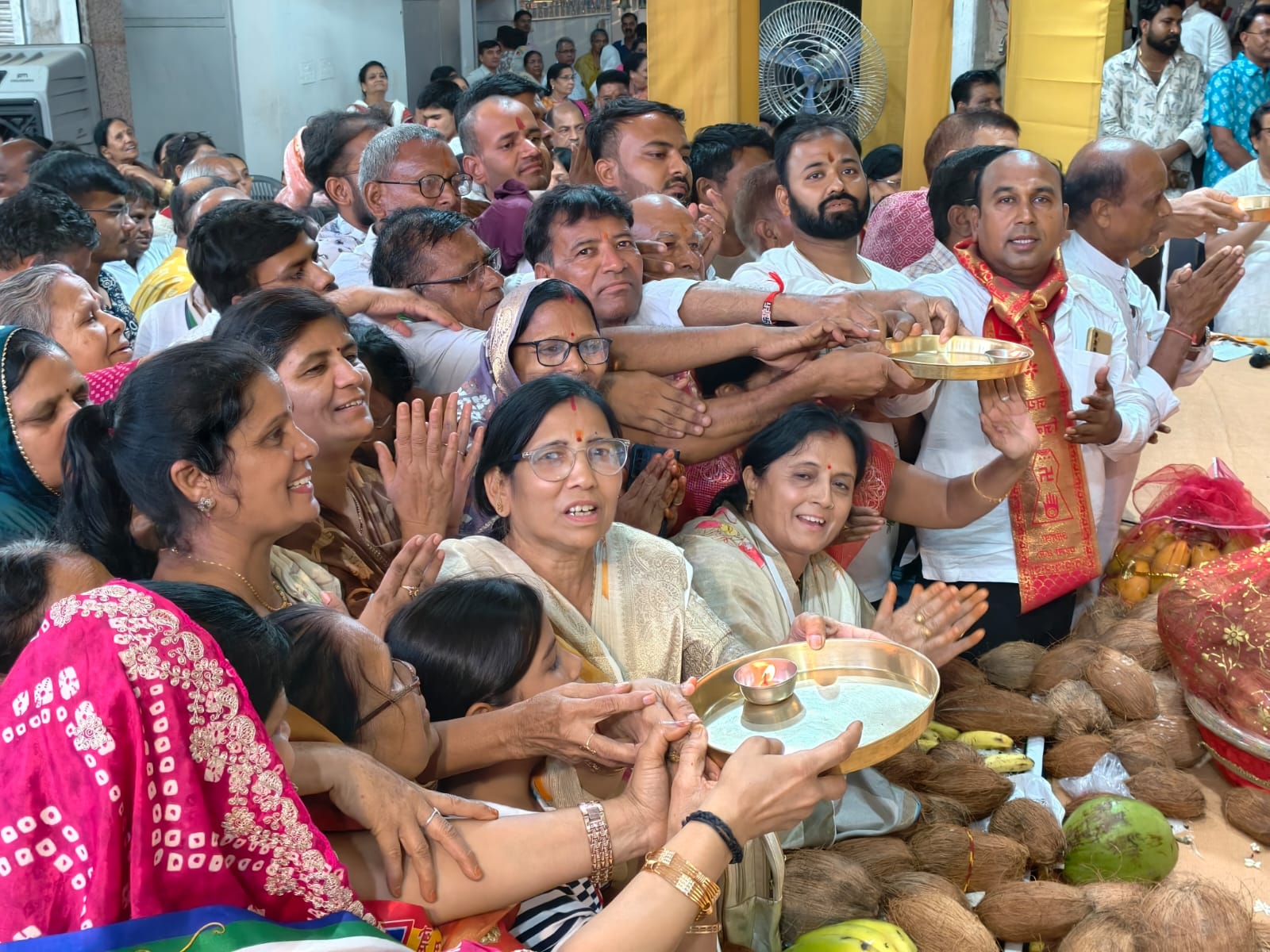 चातुर्मास घोषणा लगभग तय निवाई में चातुर्मास के लिए आचार्य सुन्दर सागर महाराज को श्री फल चढ़ाकर लिया आशीर्वाद   “चरणों में झुका है माथा गुरु दे दो एक चोमासा” भजन से किया निवेदन 