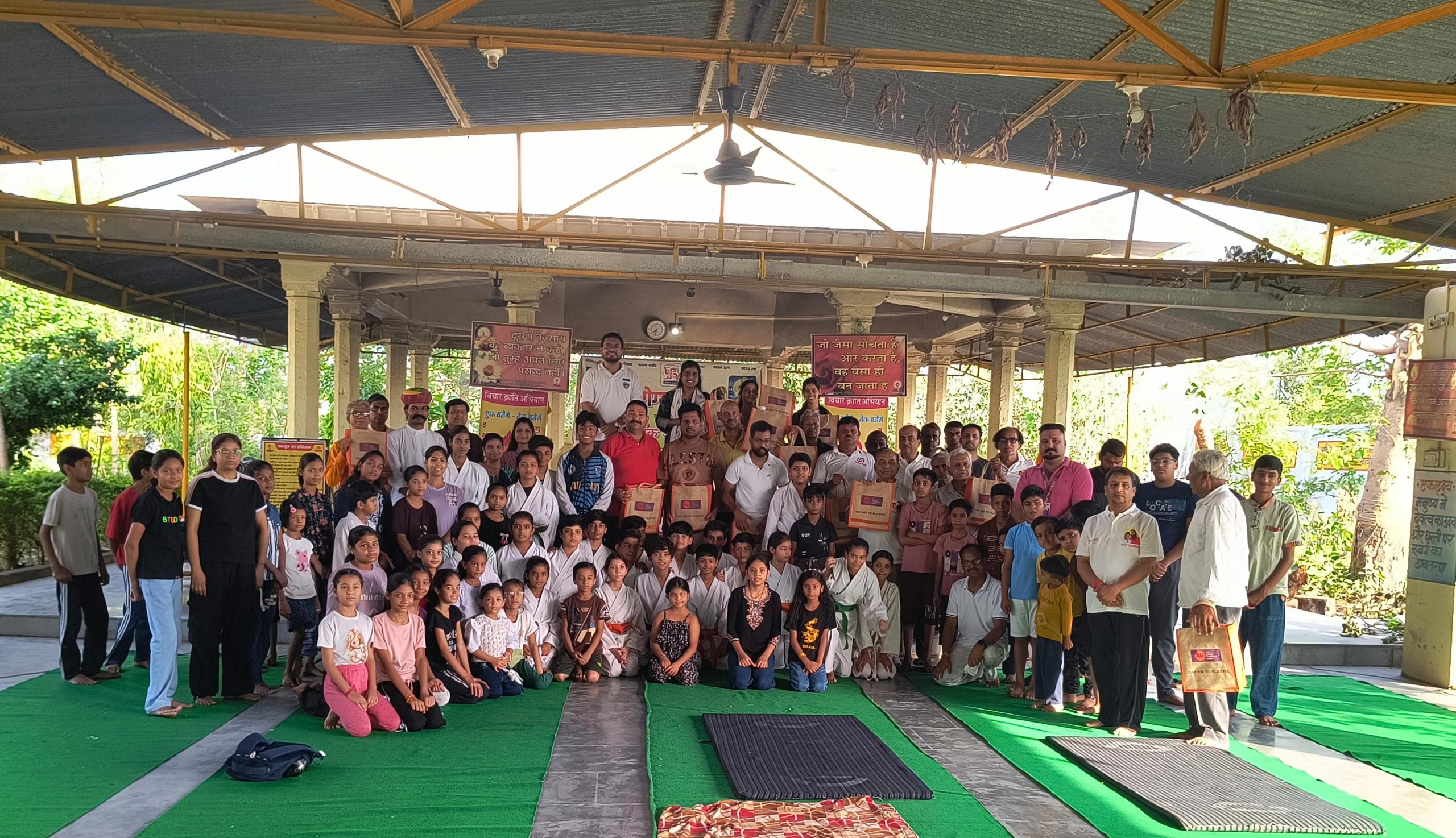 विश्व योग दिवस, विश्व संगीत दिवस एवं पिता दिवस पर गायत्री शक्तिपीठ में विशेष बाल संस्कार शाला का आयोजन*