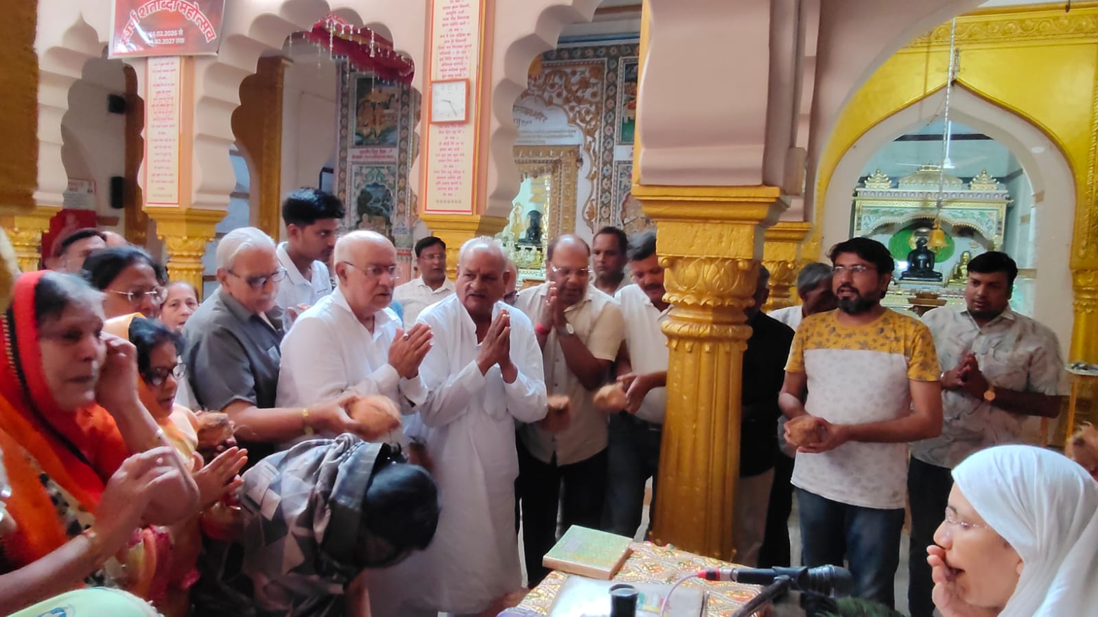वर्षायोग चातुर्मास हेतु आर्यिका संघ को वर्षा योग हेतु निवेदन कर किया श्रीफल*भेंट धामनोद// दीपक प्रधान की विशेष रिपोर्ट