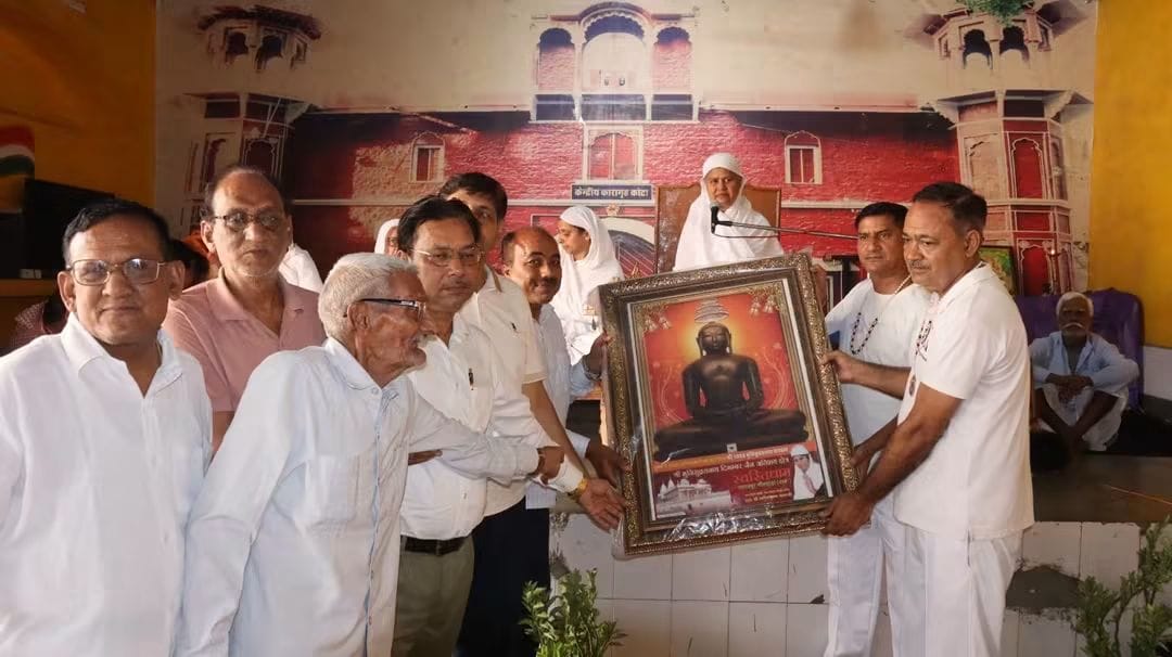 कैदियों ने हाथ उठाकर कहा- अब नहीं करेंगे अपराधगलत कार्य की सजा परिवार को नहीं, खुद को भुगतनी पड़ती है : आर्यिका स्वस्तिभूषण माताजी 