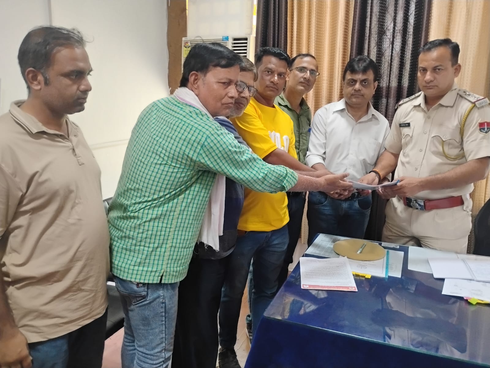 वरिष्ठ पत्रकार को अवैध हिरासत में रखने और मारपीट के विरोध में IG के नाम ज्ञापन सौंपा