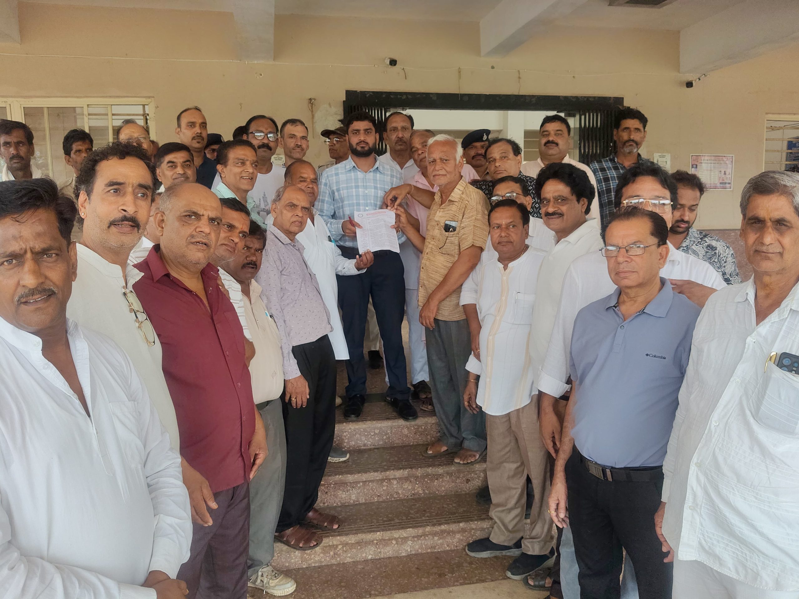 अशोकनगर ) जैन समाज एवं भारतीय जैन मिलन ने जैन मुनियों द्वारा प्रयोग की जाने वाली मयूर पंख पिच्छी के संबंध में पूर्व केंद्रीय मंत्री मेनका गांधी द्वारा दिए गए कथित बयान पर कड़ी आपत्ति व्यक्त की है।*