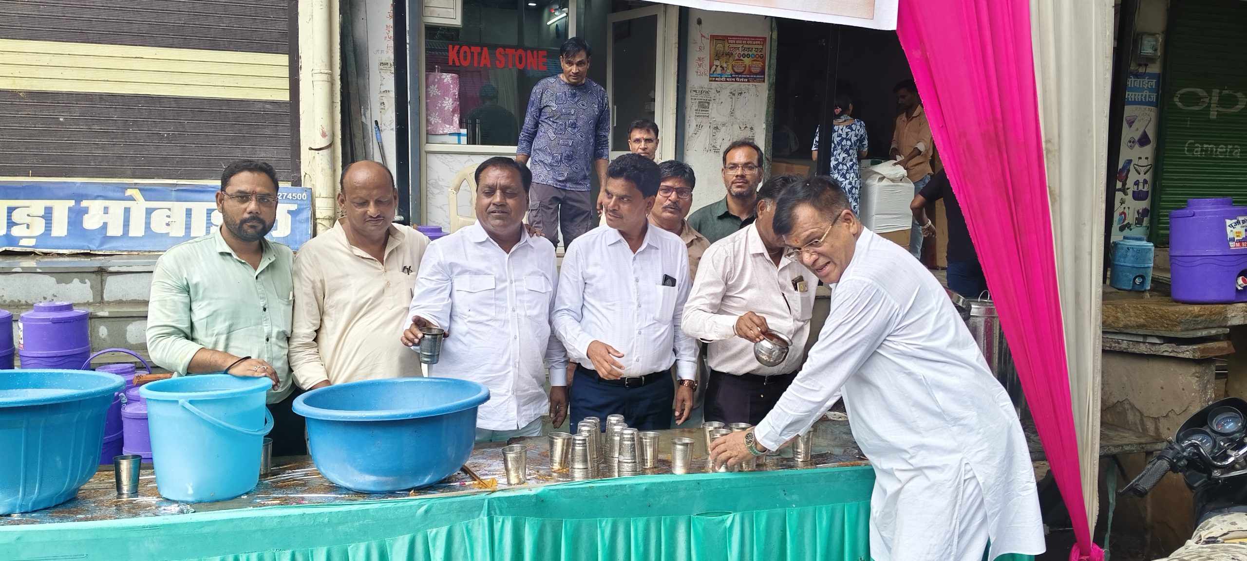 निर्जला एकादशी पर डिस्पोजल मुक्त भारत अभियान की अनूठी पहल करते हुए श्री रामदूत मित्र मंडल ने किया शरबत वितरण 