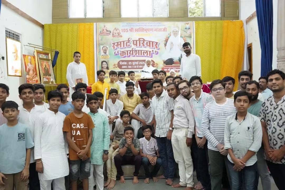 दिनभर मोबाइल से बढ़ रहा तनाव! बच्चों से संवाद करें, मंदिर जाएं और परिवार को समय दें : आर्यिका स्वस्तिभूषण माताजी
