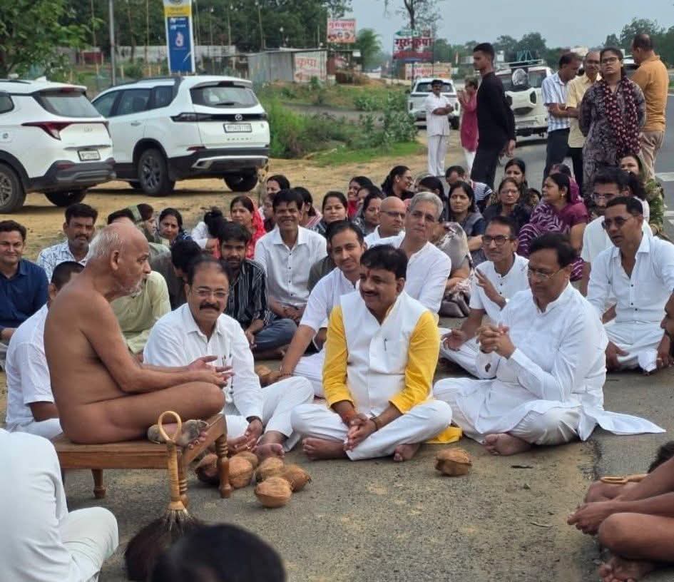 भोपाल में आचार्य समयसागर महाराज के चातुर्मास की प्रबल संभावना, सांसद आलोक शर्मा ने किया भावपूर्ण निवेदनBhopal Awaits Acharya Samaysagar Maharaj’s Chaturmas as MP Alok Sharma Seeks His Blessings and Invites Him to the City