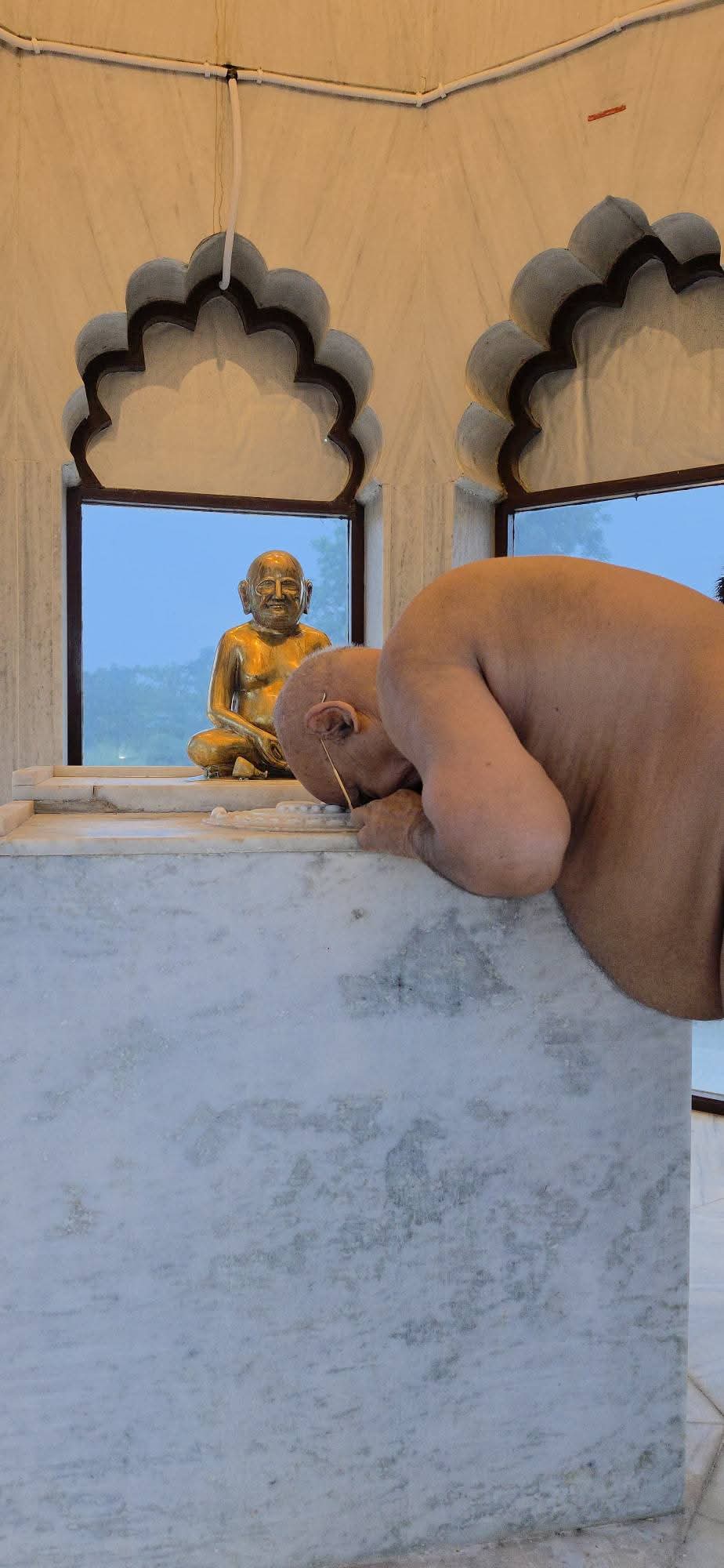 आचार्य श्री वर्धमान सागर जी ने भावी सिद्धात्मा दीक्षा गुरु आचार्य श्री धर्म सागर जी की समाधि के 39 वर्षों के बाद दर्शन चरण वंदना भाव विभोर होकर किया नमोस्तु नमोस्तु नमोस्तु भगवन