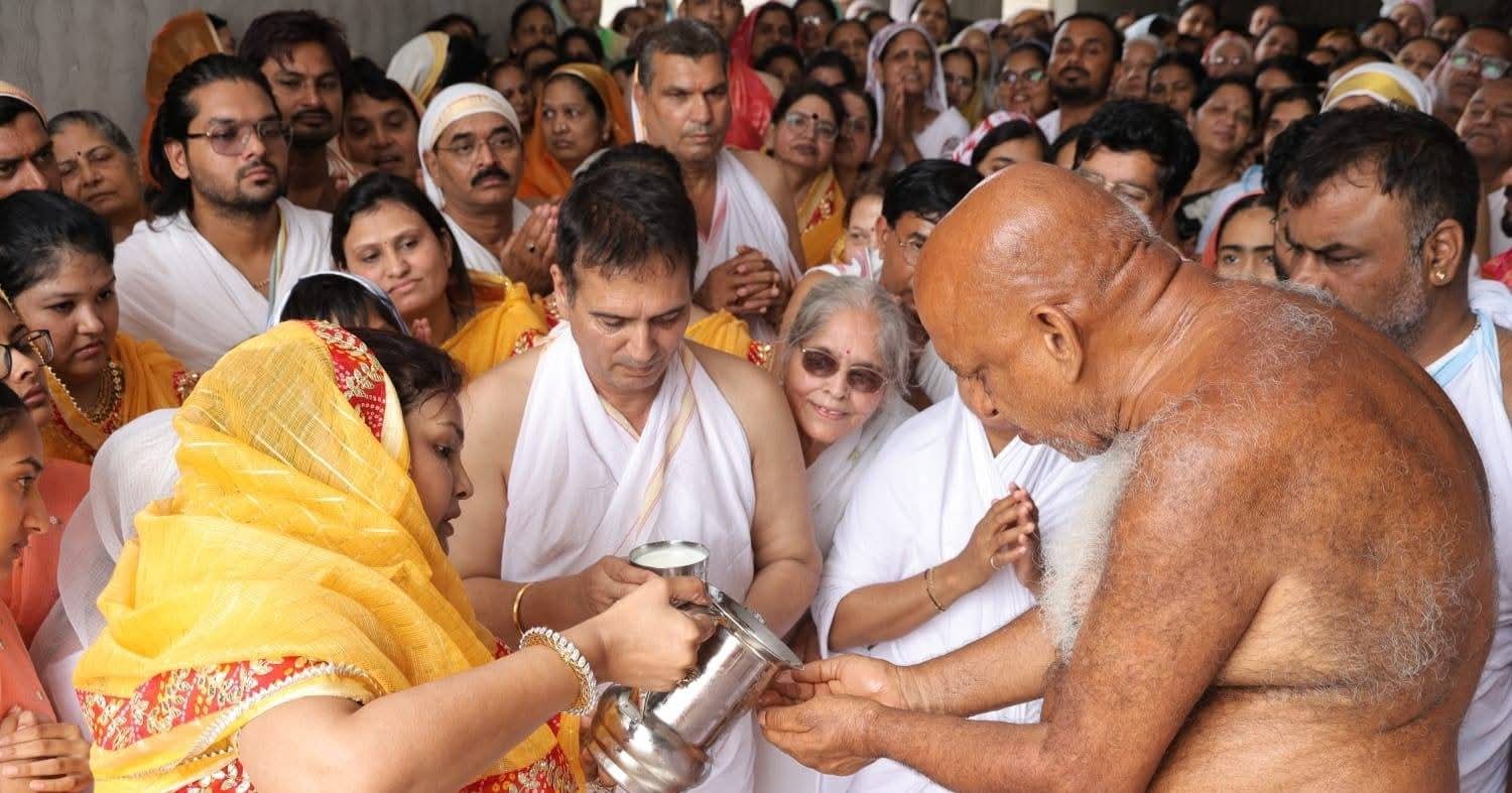21वीं वैवाहिक वर्षगांठ पर जागा पुण्य का उदय, मनीष–सपना गोधा दंपति को मिला मुनिपुंगव सुधासागर महाराज की आहारचर्या एवं चरणवंदना का दुर्लभ सौभाग्य