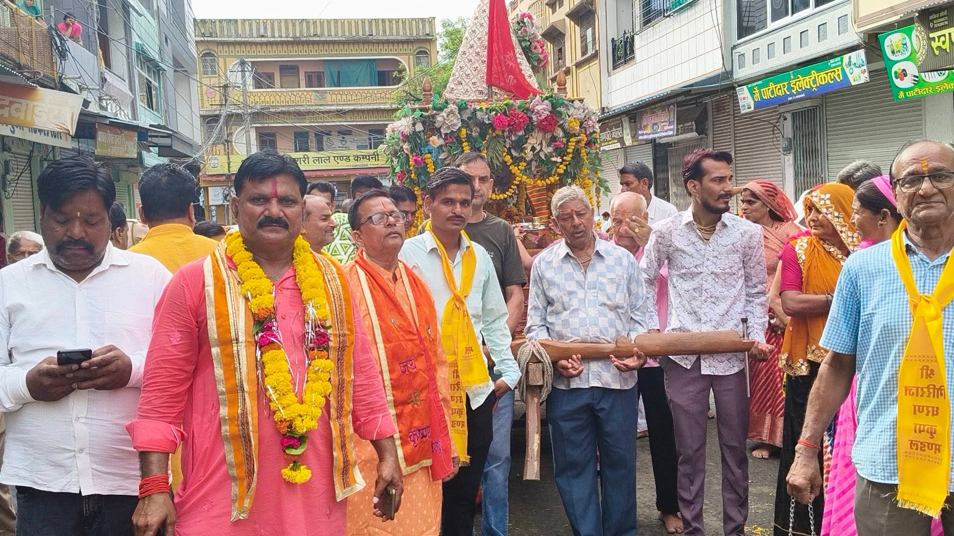 रामगंजमंडी कृष्णमय: एकादशी पर निकली 4 किलोमीटर लंबी ऐतिहासिक नगर परिक्रमा, रथ के आगे बही दूध की धारा, पुष्पवर्षा से गूंजा पूरा शहर