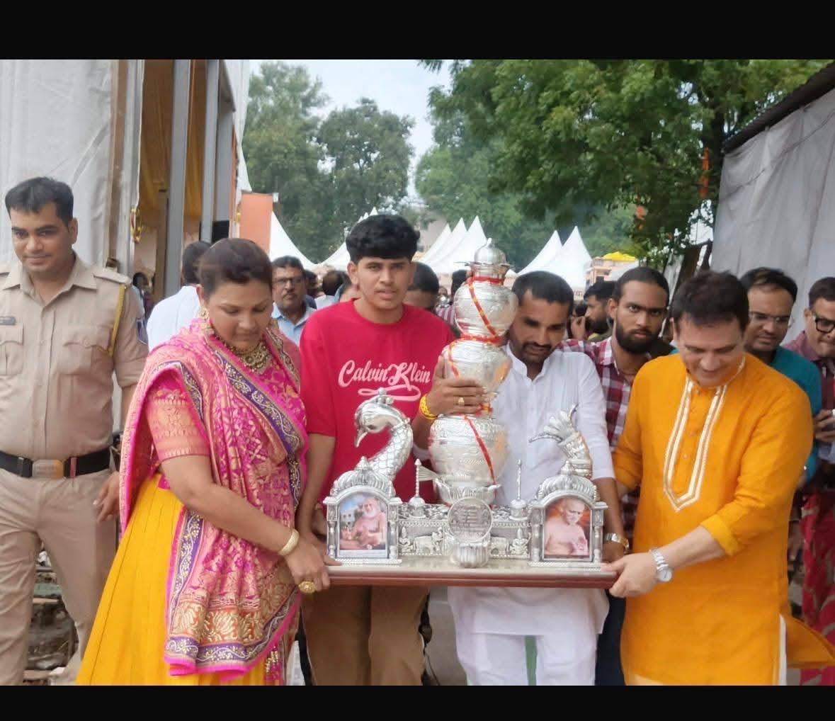 इंदौर आने का सबसे पहले श्रीफल मनीष और सपना गोधा ने चढ़ाया था सुधासागर महाराज चातुर्मास का प्रथम कलश का मंगल सौभाग्य मनीष सपना गोधा ने प्राप्त किया
