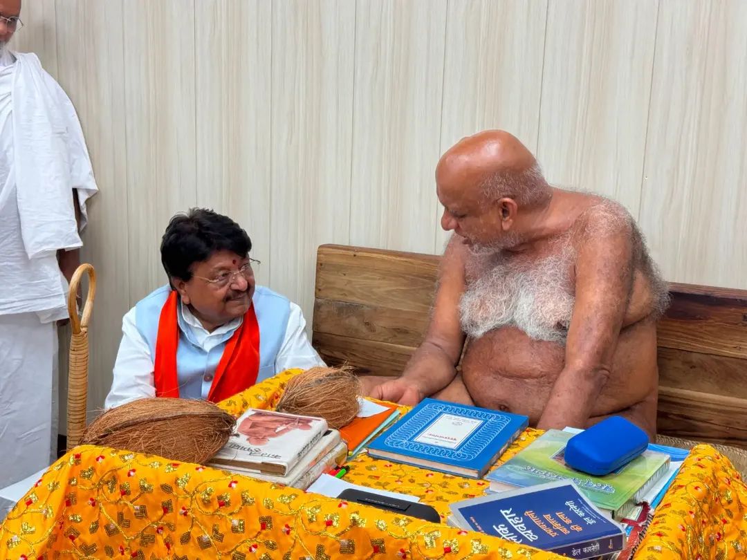 जगत पूज्य निर्यापक श्रमण मुनिश्री सुधासागर महाराज के चरणों में बार-बार नतमस्तक हो रहे मंत्री कैलाश विजयवर्गीय, भावपूर्ण भजन से श्रद्धालुओं की आंखें हुईं नम