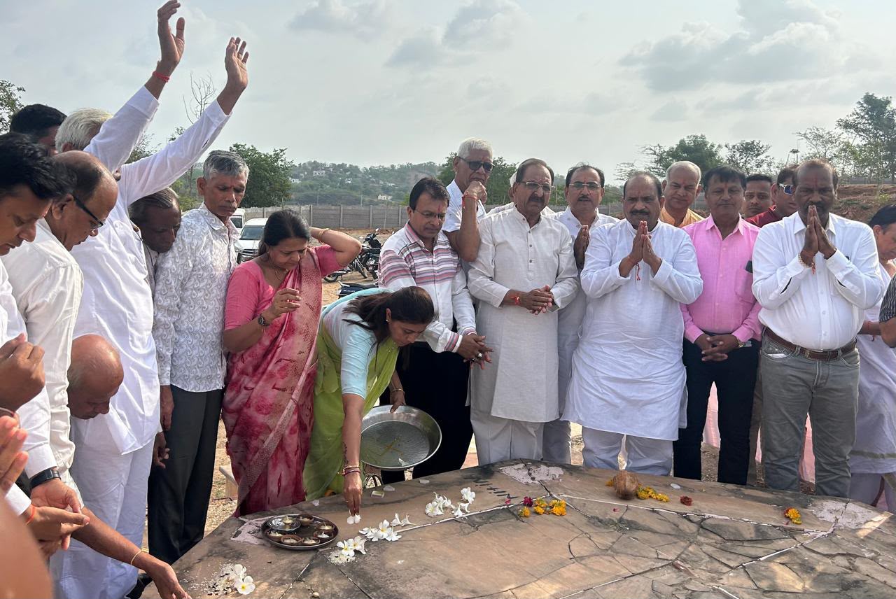 आचार्य शांतिसागर छाणी समाधि स्थली के जीर्णोद्धार हेतु भूमि पूजन समारोह सागवाड़ा में संपन्नचार माह में निर्माण पूर्ण करने का संकल्प