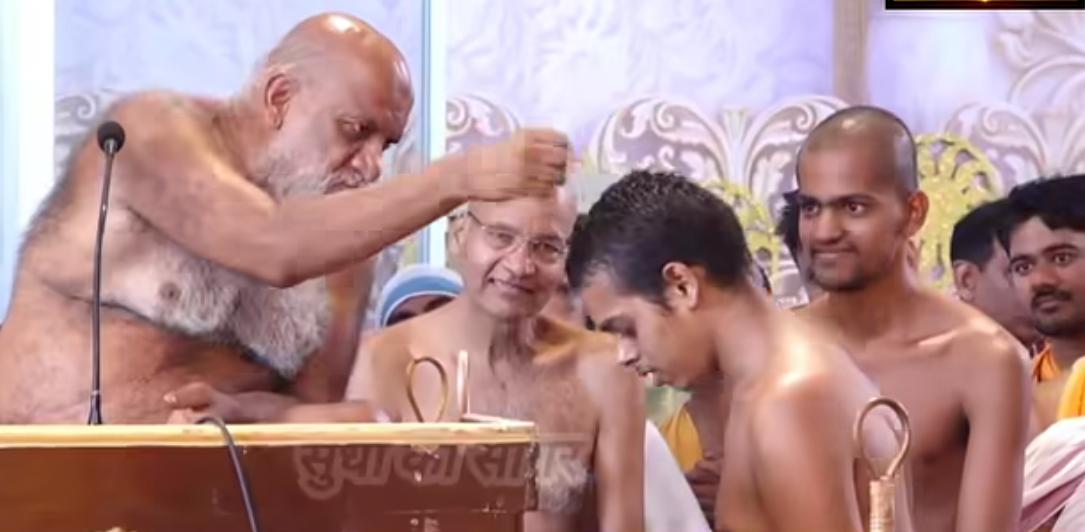 परमपूज्य मुनि पुंगव श्रीसुधासागरजी महाराज ने दी ऐलक दीक्षा*अमीर आदमी को लुटने का डर हमेशा बना रहता है -मुनि पुंगव श्रीसुधासागर जी महाराज