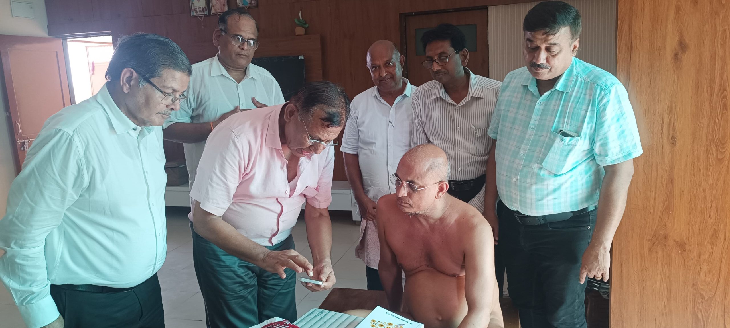 बावनगजा ट्रस्ट कमेटी ने मुनि श्री प्रणम्य सागर महाराज से किया वर्षायोग का निवेदन, श्रीफल भेंट कर लिया आशीर्वाद