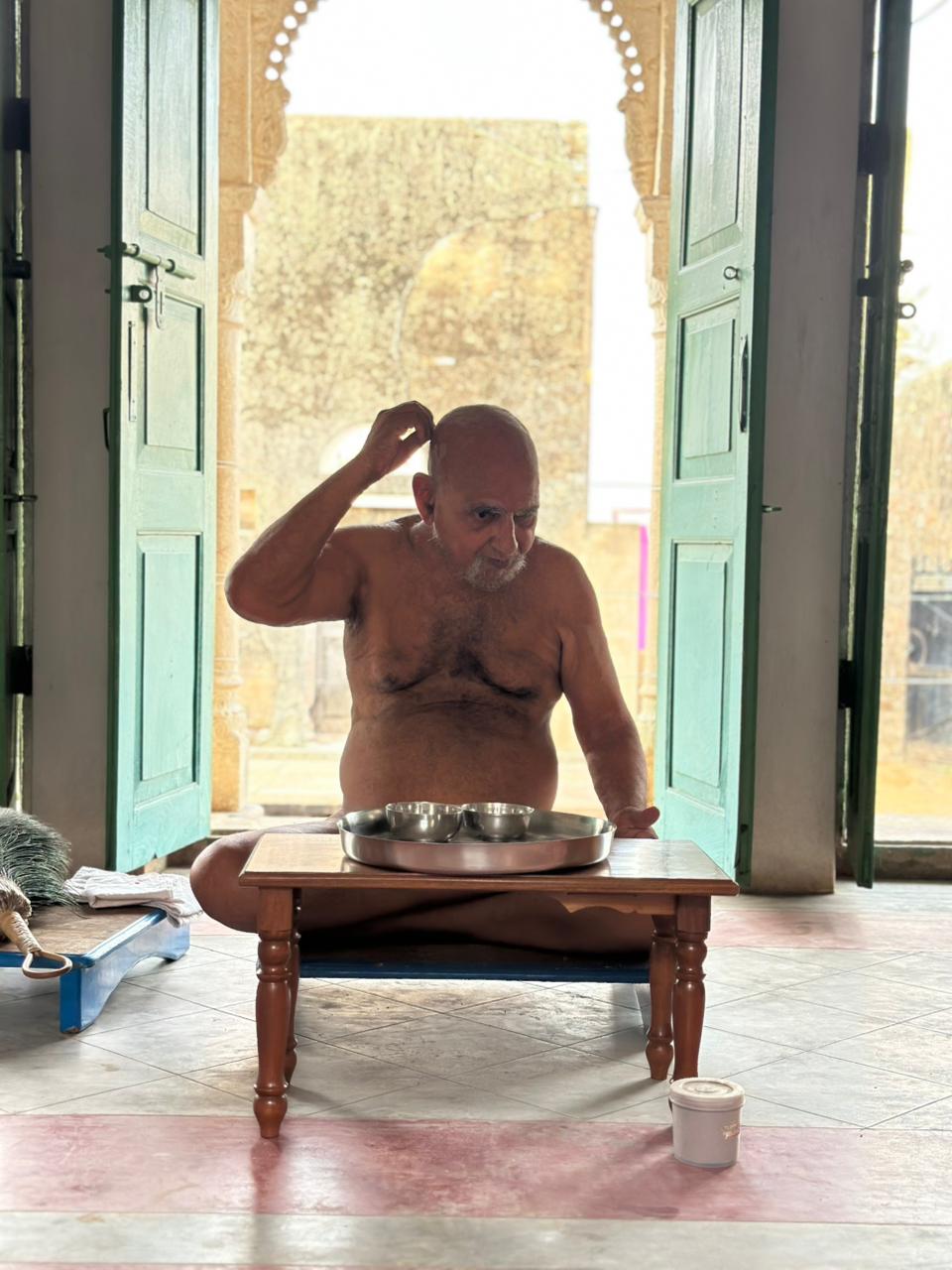 वात्सल्य वारिधि 108 आचार्य श्री वर्धमान सागर जी ने और मुनि श्री हितेंद्र सागर जी ओर दो माताजी ने केश लोचन किया
