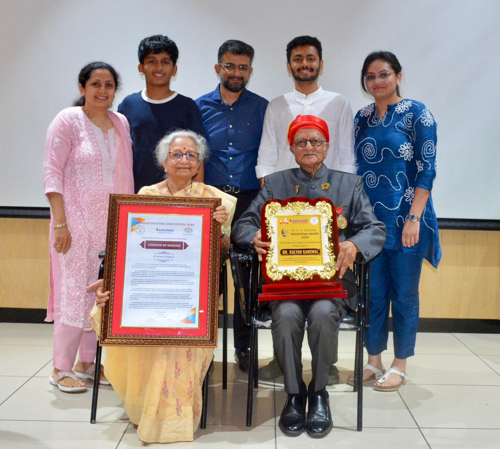 90 वर्ष के डॉ. के. एच. संचेती ने 82 वर्षीय डॉ. कल्याण गंगवाल को अपने हाथों पहनाया पहला ‘मेडी-रत्न’ सम्मान