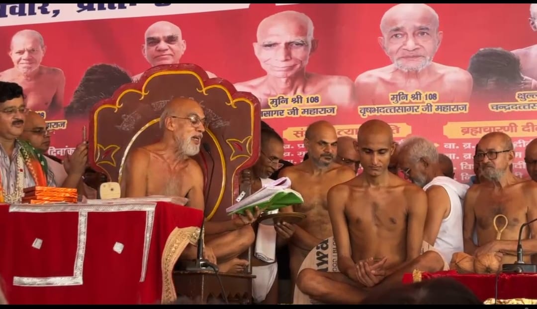 आगरा के छीपीटोला में रचा गया धार्मिक इतिहास: एक ही मंच पर उपाध्याय पदारोहण और जैनेश्वरी मुनि दीक्षा, उमड़ा हजारों श्रद्धालुओं का जनसैलाब