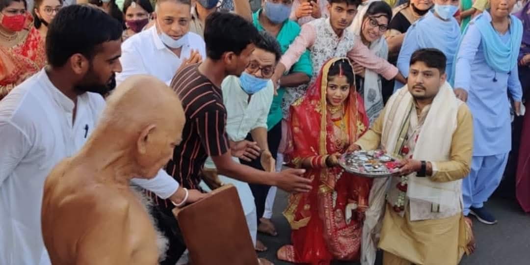 स्मृति के झरोखे से: जब विवाह मंडप छोड़ आचार्य श्री विद्यासागर महाराज के चरणों में आशीर्वाद लेने पहुंचे थे दूल्हा-दुल्हन