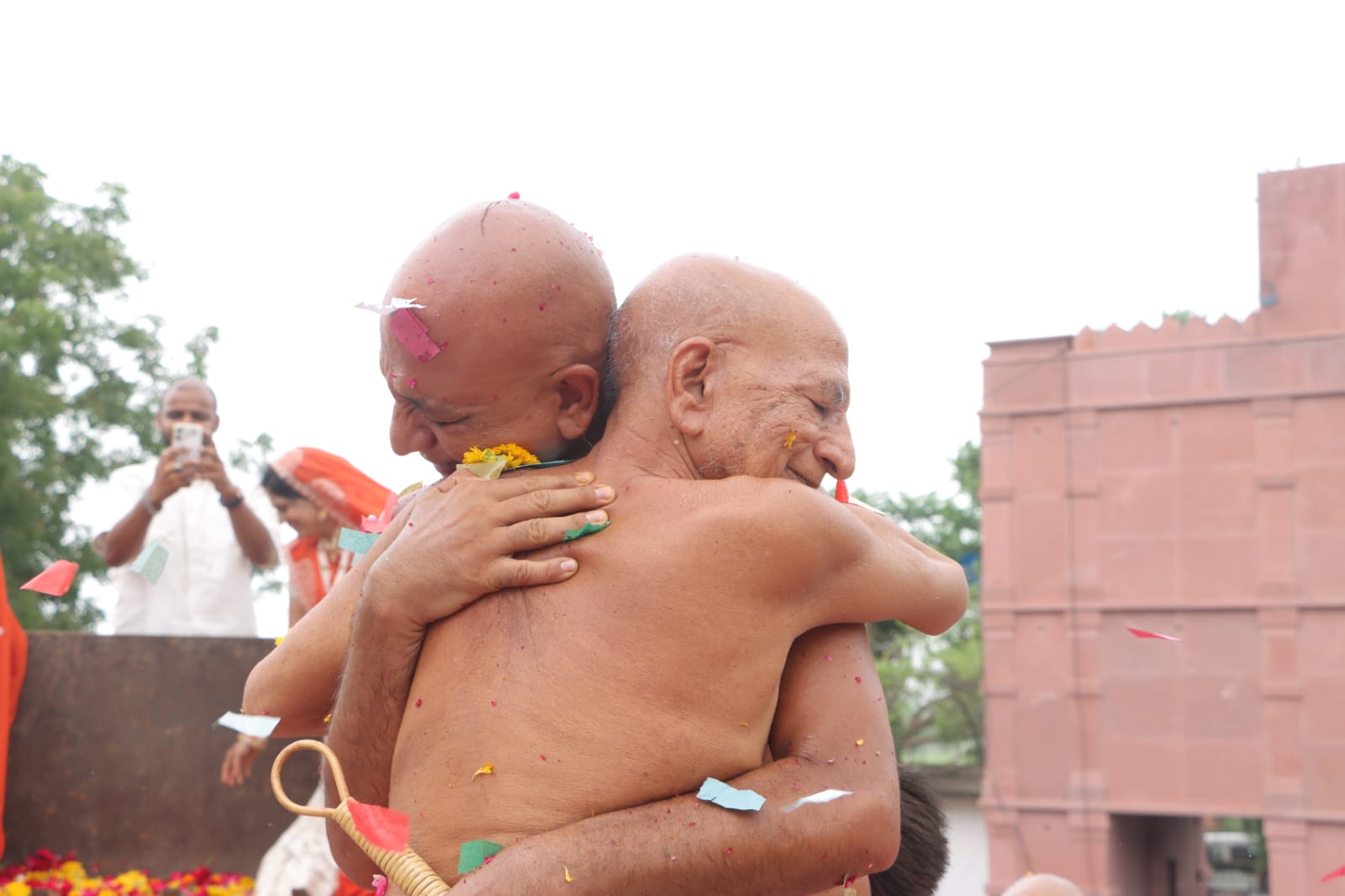 गुरु-शिष्य मिलन का भावुक दृश्य: गले मिलते ही छलक पड़े आंसू, जयघोष से गूंज उठा पुष्पगिरी तीर्थ