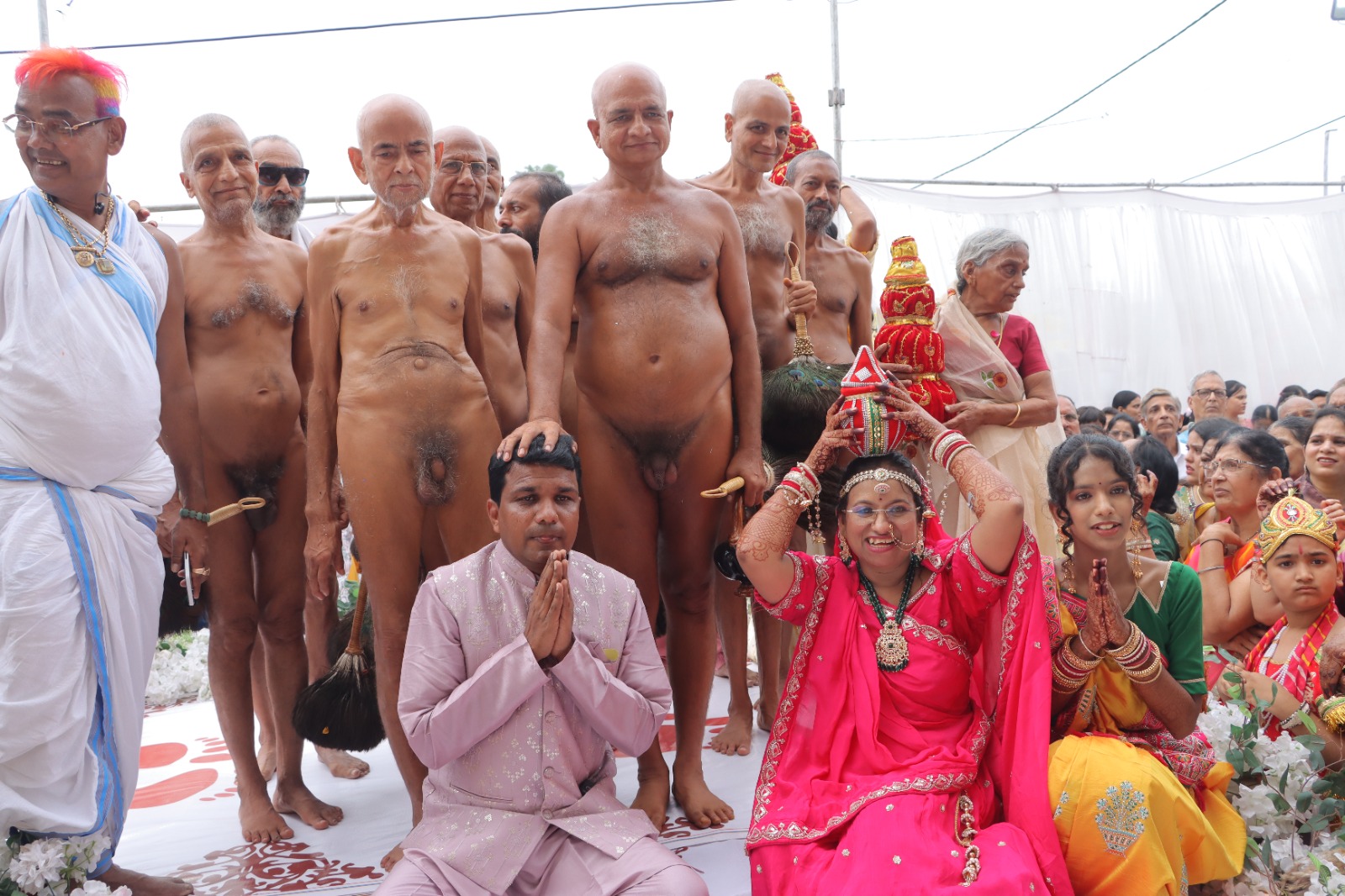 मध्यप्रदेश में अनूठा इतिहास: भक्त के गृहप्रवेश में पहुँचा पूरा चतुर्विध जैनसंघ, आचार्य प्रसन्न सागर बोले— “आकाश छोटा हो सकता है, उसका समर्पण आकाश से भी बड़ा है”