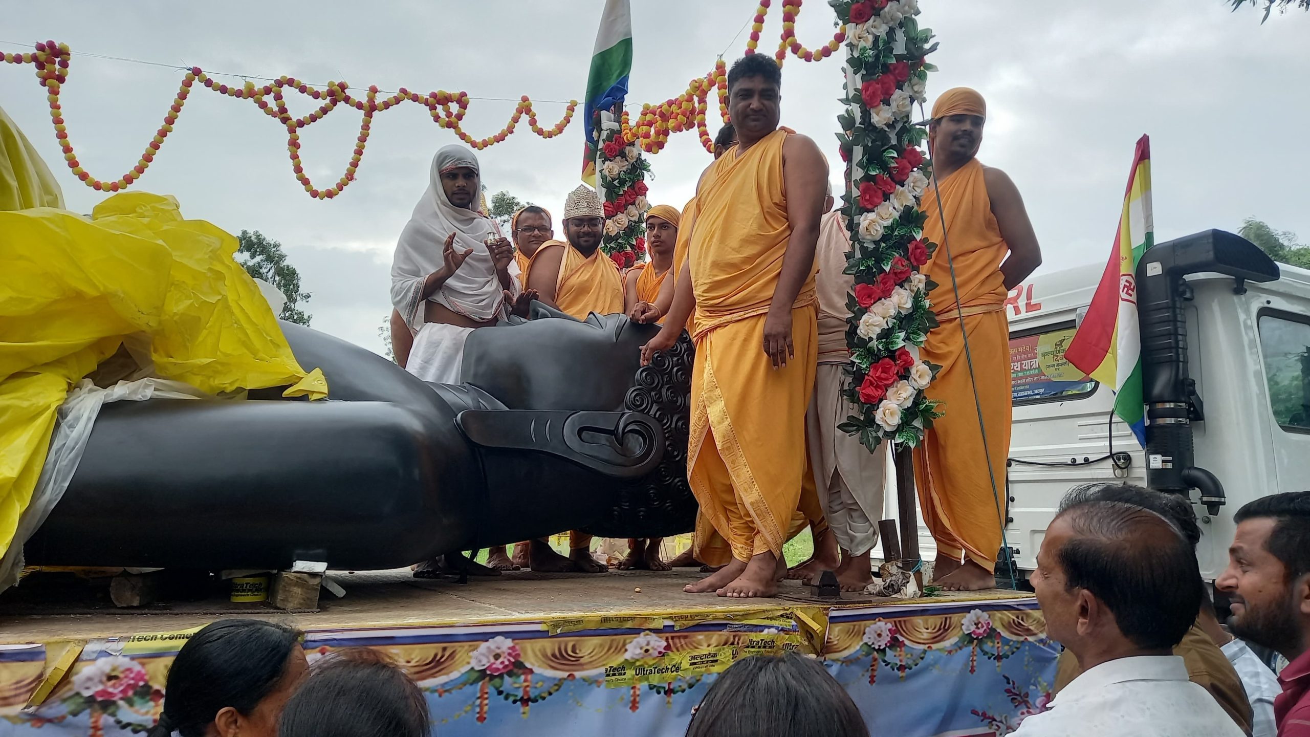 15 फीट ऊंची भगवान मुनिसुव्रतनाथ की प्रतिमा की भव्य शोभायात्रा से गूंजा वागड़, आज सुखोदय तीर्थ पर होगी ऐतिहासिक प्रतिष्ठा