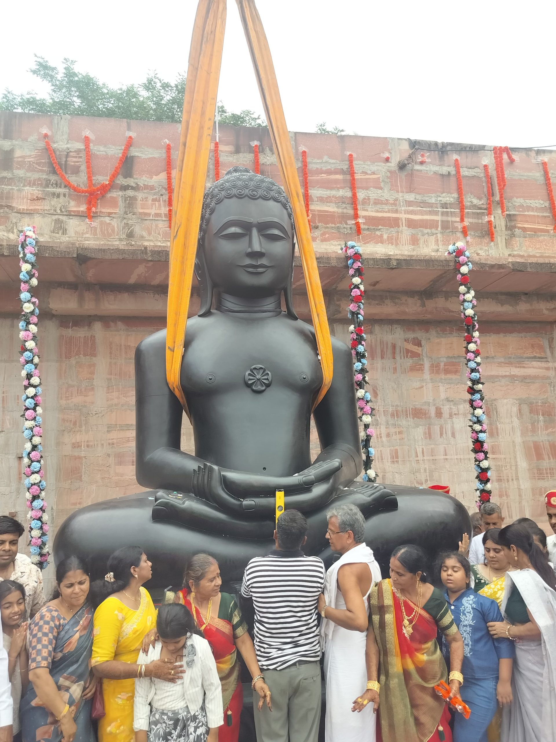 जयकारों से गूंजा नौगामा: भगवान मुनिसुव्रतनाथ की 15 फीट दिव्य प्रतिमा भव्य शोभायात्रा के बाद मूल वेदी पर विराजमान, उमड़ा जनसैलाब