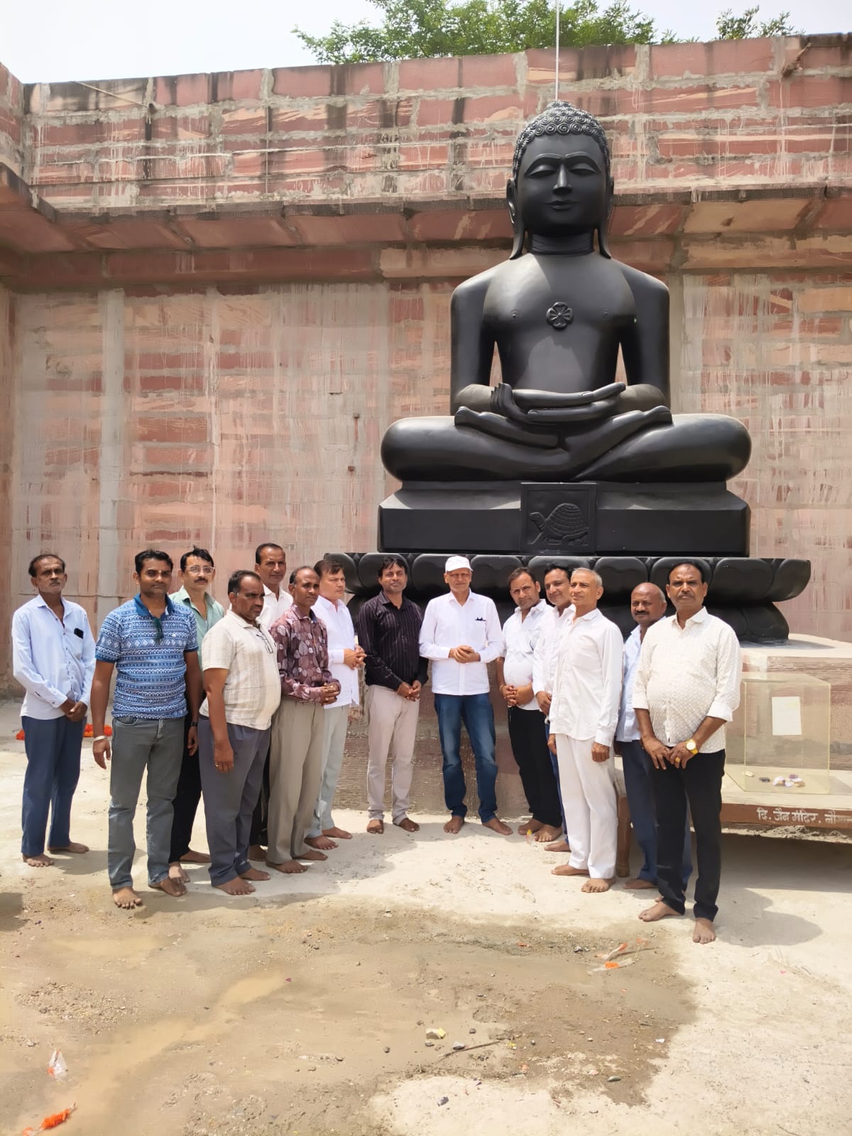 नौगामा में उमड़ रही श्रद्धा की लहर: भगवान मुनिसुव्रतनाथ के दिव्य दर्शन के लिए श्रद्धालुओं का तांता, समाजसेवी सुनील जैन का हुआ सम्मान