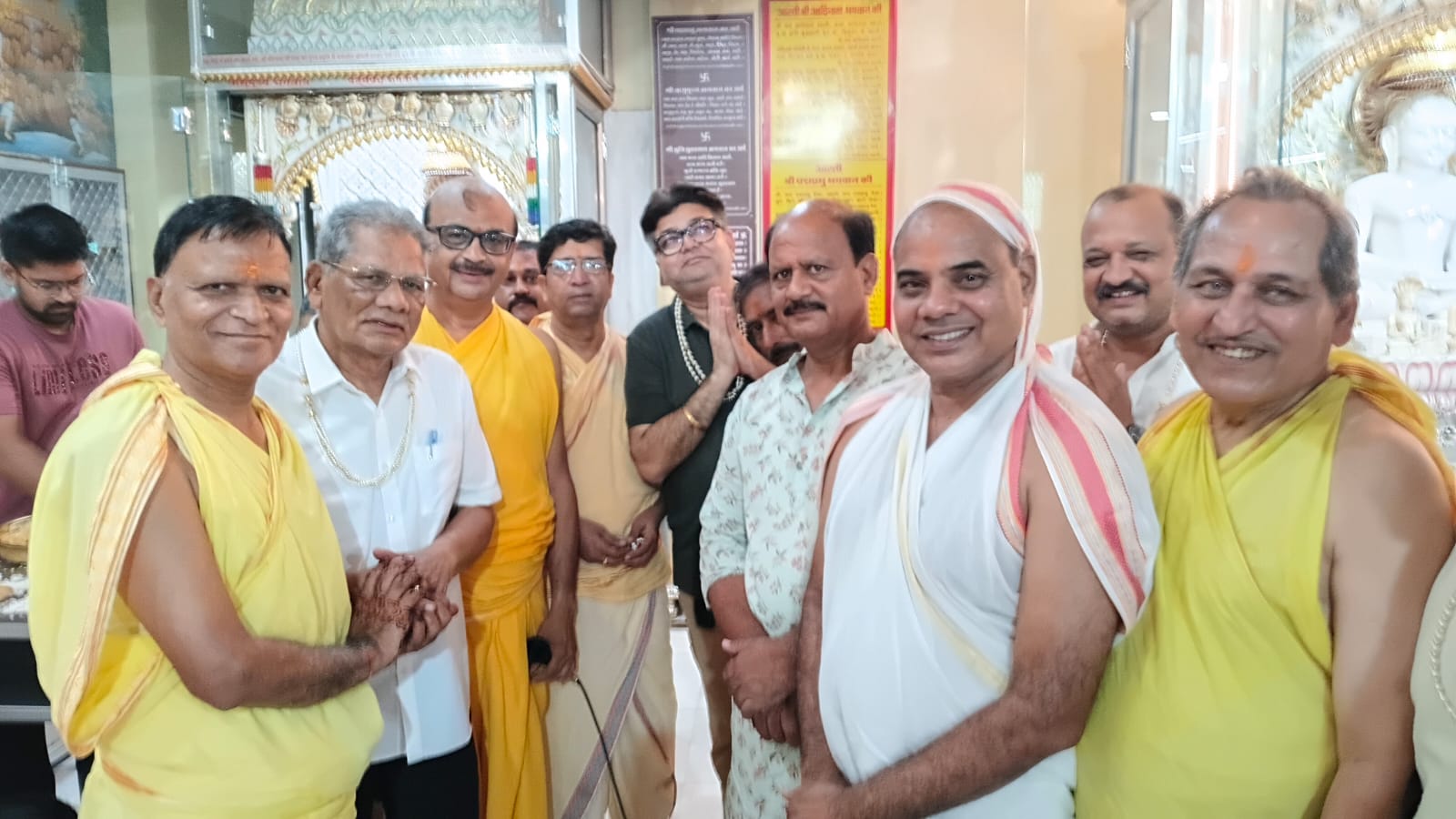 गायत्री नगर में आर्यिका रत्न श्री अर्हं श्री माताजी का भव्य मंगल प्रवेश*विश्वशान्ति के लिए करवायी शान्तिधारा*