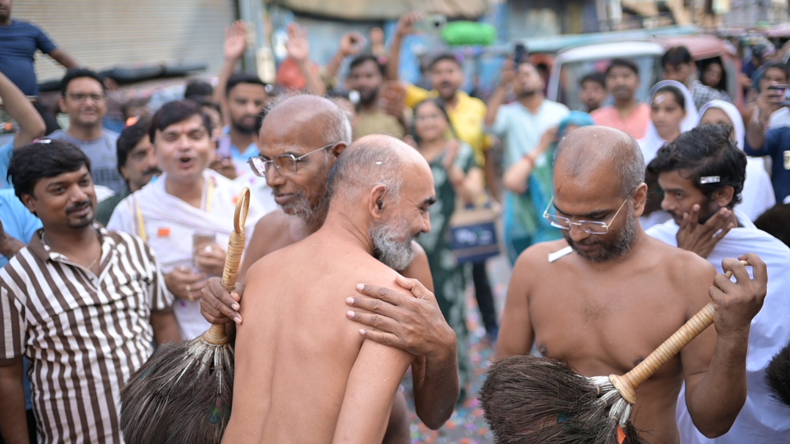 छीपीटोला में हुआ दो जैन संघों का ऐतिहासिक वात्सल्य मंगल मिलन- परम्पराचार्य श्री सौभाग्य सागर एवं सुरत्नसागराचार्य ससंघ पहुँचे छीपीटोला