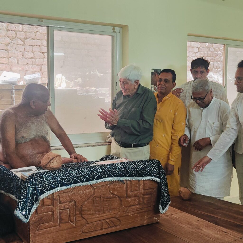 अष्टापद बद्रीनाथ तीर्थ से मुनिपुंगव निर्यापक सुधासागर महाराज को विशेष आमंत्रण, मक्सी में श्रीफल भेंट कर लिया मंगल आशीर्वाद