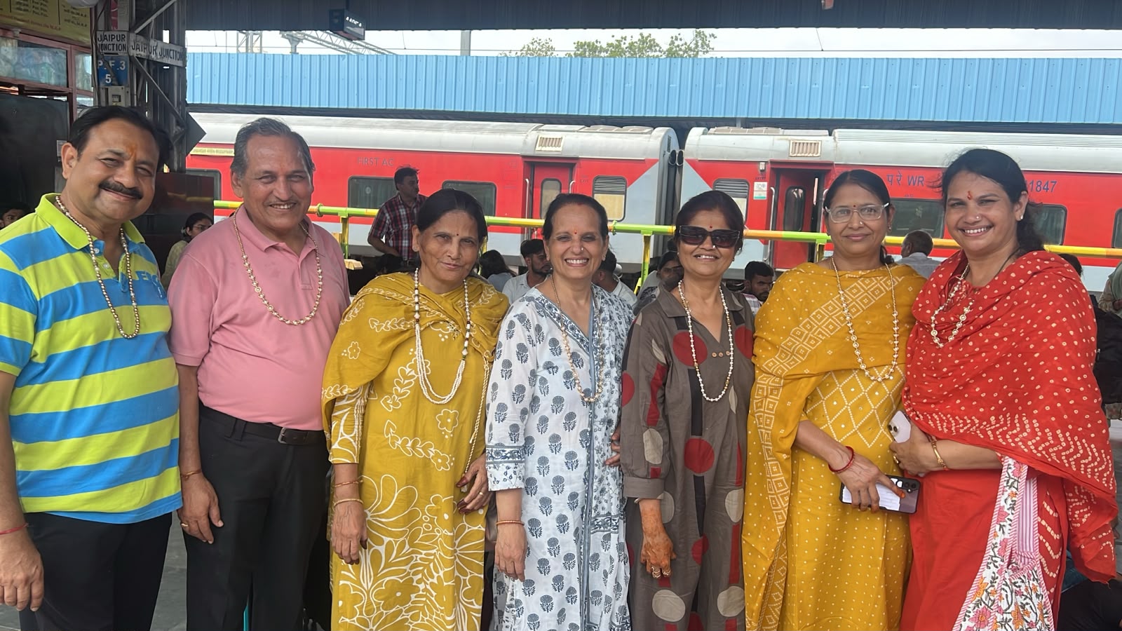 अष्टान्हिका महापर्व में सिद्धों की अराधना हेतु जयपुर से सम्मेद शिखर जी सिध्द क्षेत्र के लिये रवाना हुए सैंकडों यात्री*