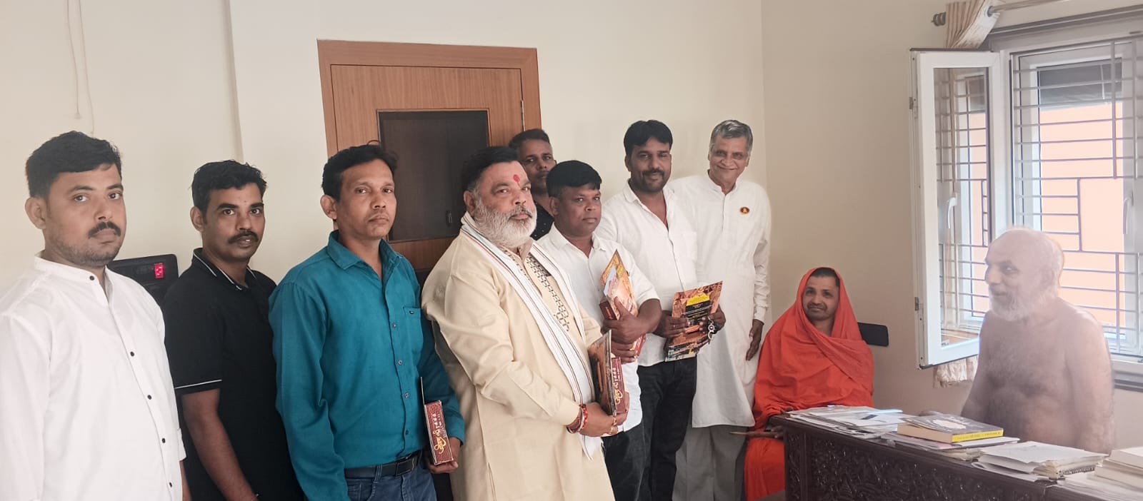 गुणायतन में राष्ट्रसंत मुनि श्री प्रमाण सागर महाराज ने मीडिया प्रतिनिधियों को दिया आशीर्वाद राष्ट्रीय प्रवक्ता अविनाश जैन ने समाचारों के व्यापक प्रकाशन पर जताया आभार