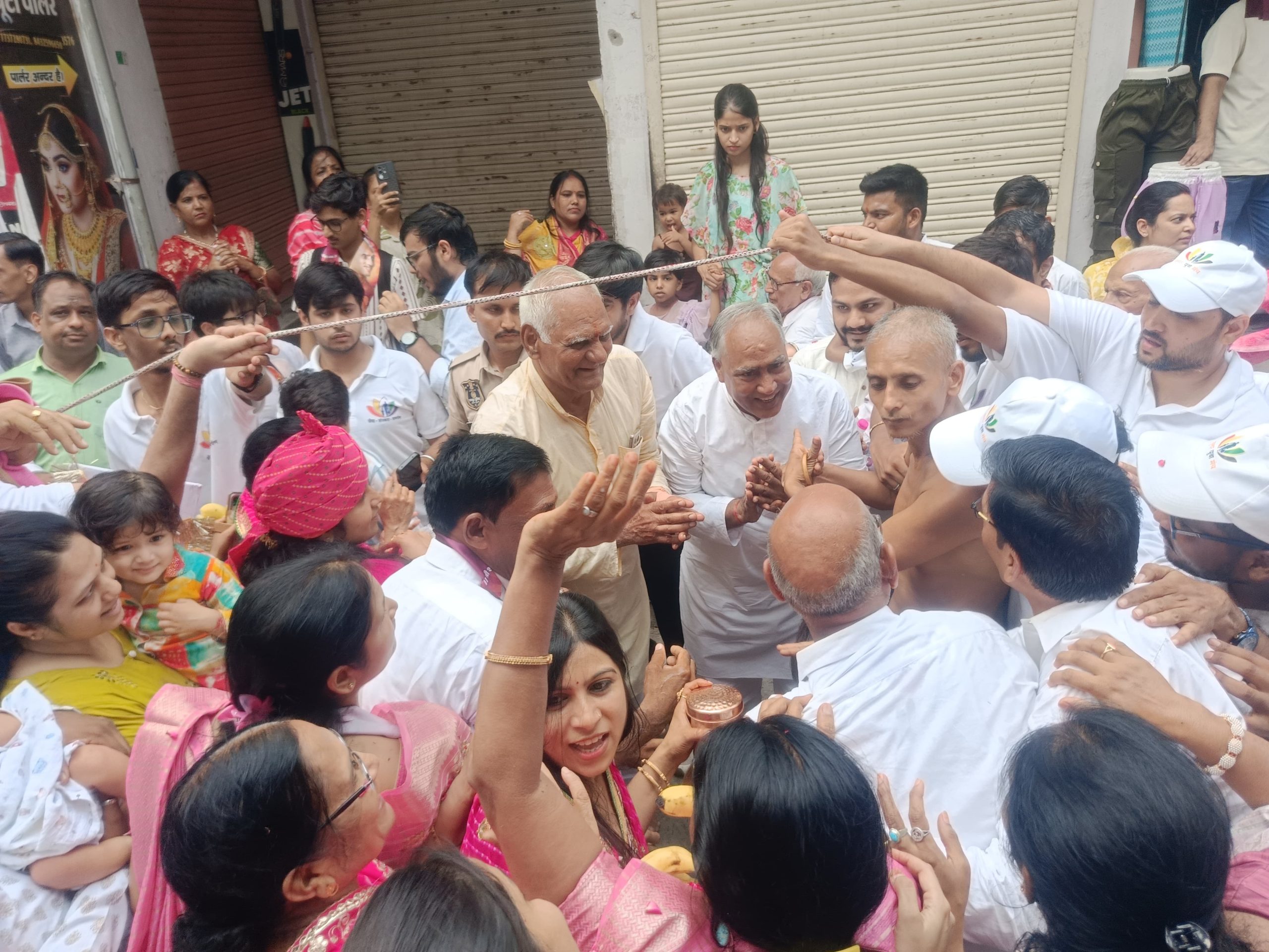 निवाई में आचार्य श्री सुन्दर सागर महाराज संध का बैंड बाजों के साथ हुआ मंगल पदार्पण