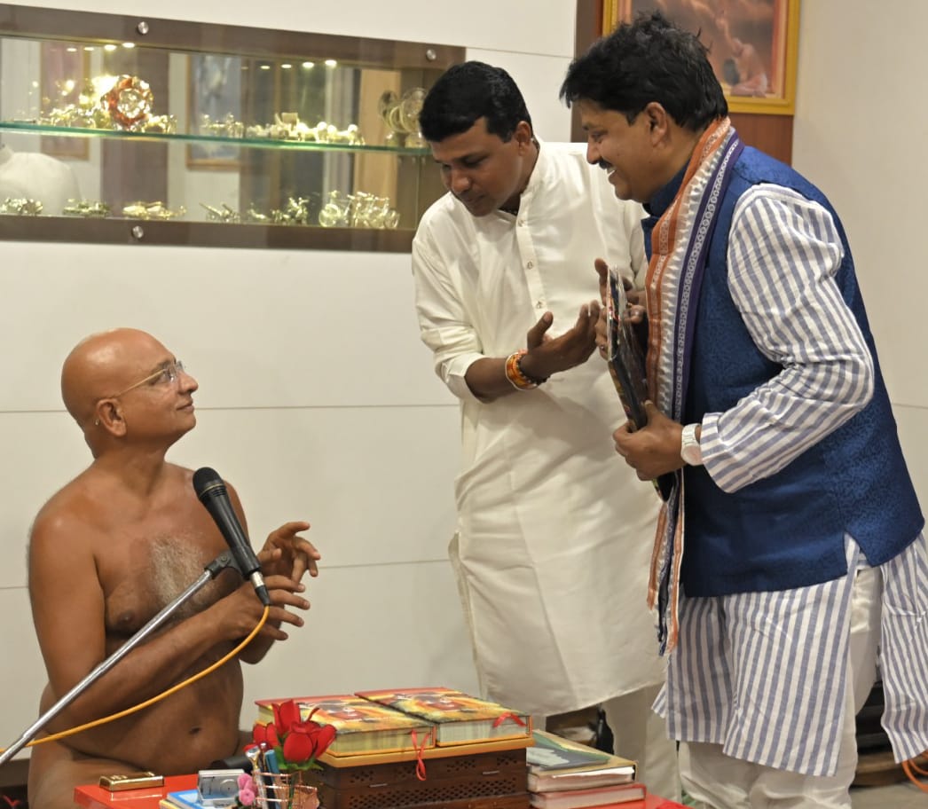 नींद छोटी मौत, मौत बड़ी नींद” — अंतर्मना आचार्य प्रसन्न सागर महाराज का जीवन बदलने वाला संदेश, पुष्पगिरी तीर्थ पहुंचे अपर कलेक्टर व राष्ट्रीय कवि ने लिया आशीर्वाद