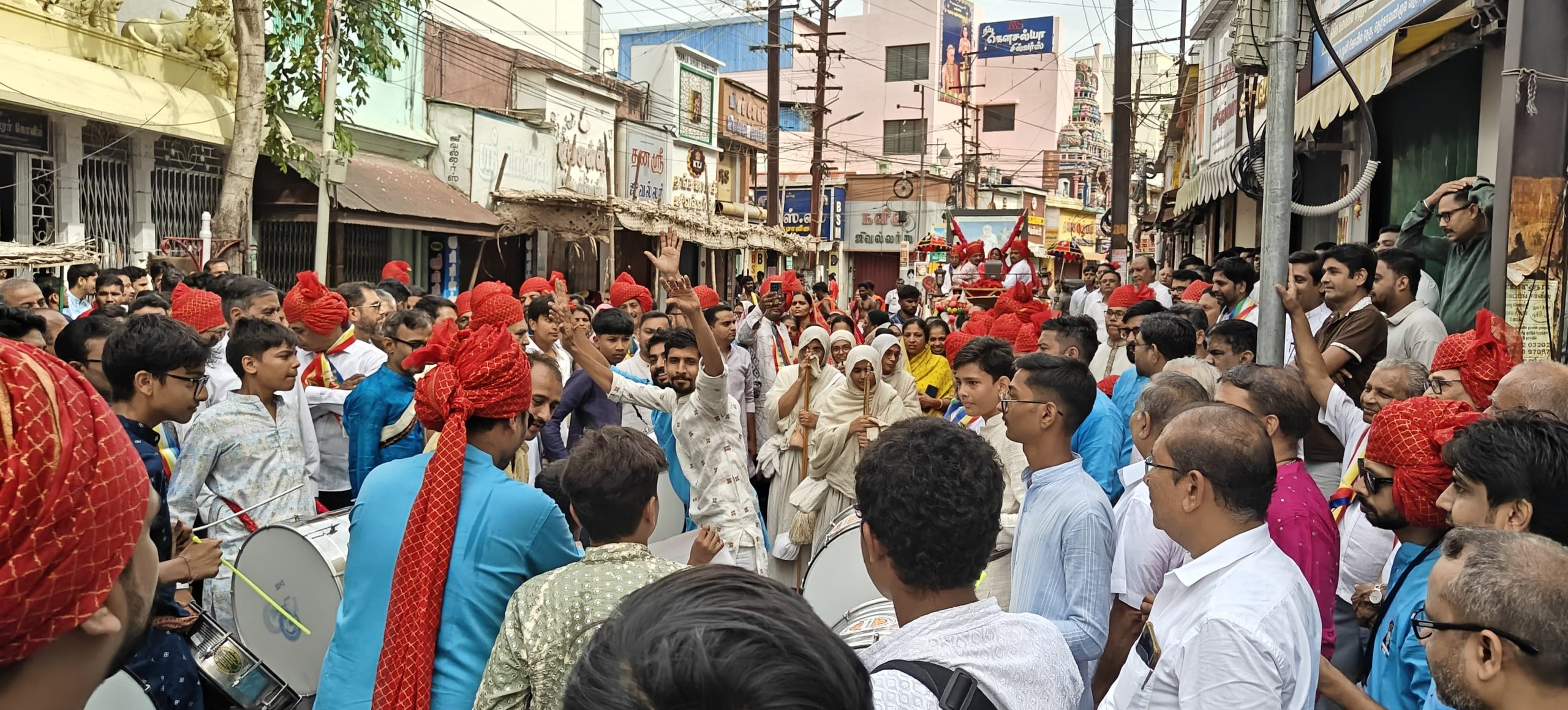 भक्ति, श्रद्धा और जयघोष के बीच साध्वी आज्ञानिधि श्रीजी म.सा. आदि ठाणा-6 का भव्य चातुर्मास मंगल प्रवेश सम्पन्न । मदुरै में उमड़ा आस्था का सैलाब, हजारों श्रद्धालुओं ने किया भावभीना स्वागत ।
