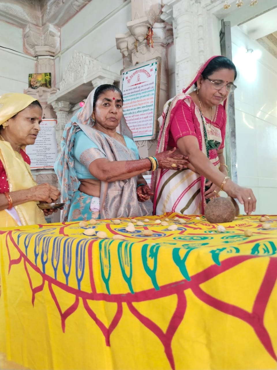 अष्टानिका महापर्व के अवसर पर नंदीश्वर दीप विधान एवं सिद्ध चक्र विधान का शुभारंभ नौगामा नगर में* आदिनाथ मंदिर में आज भव्य एवं संगीतमय श्री नंदीश्वर महामंडल विधान सिद्ध चक्र विधान का शुभारंभ