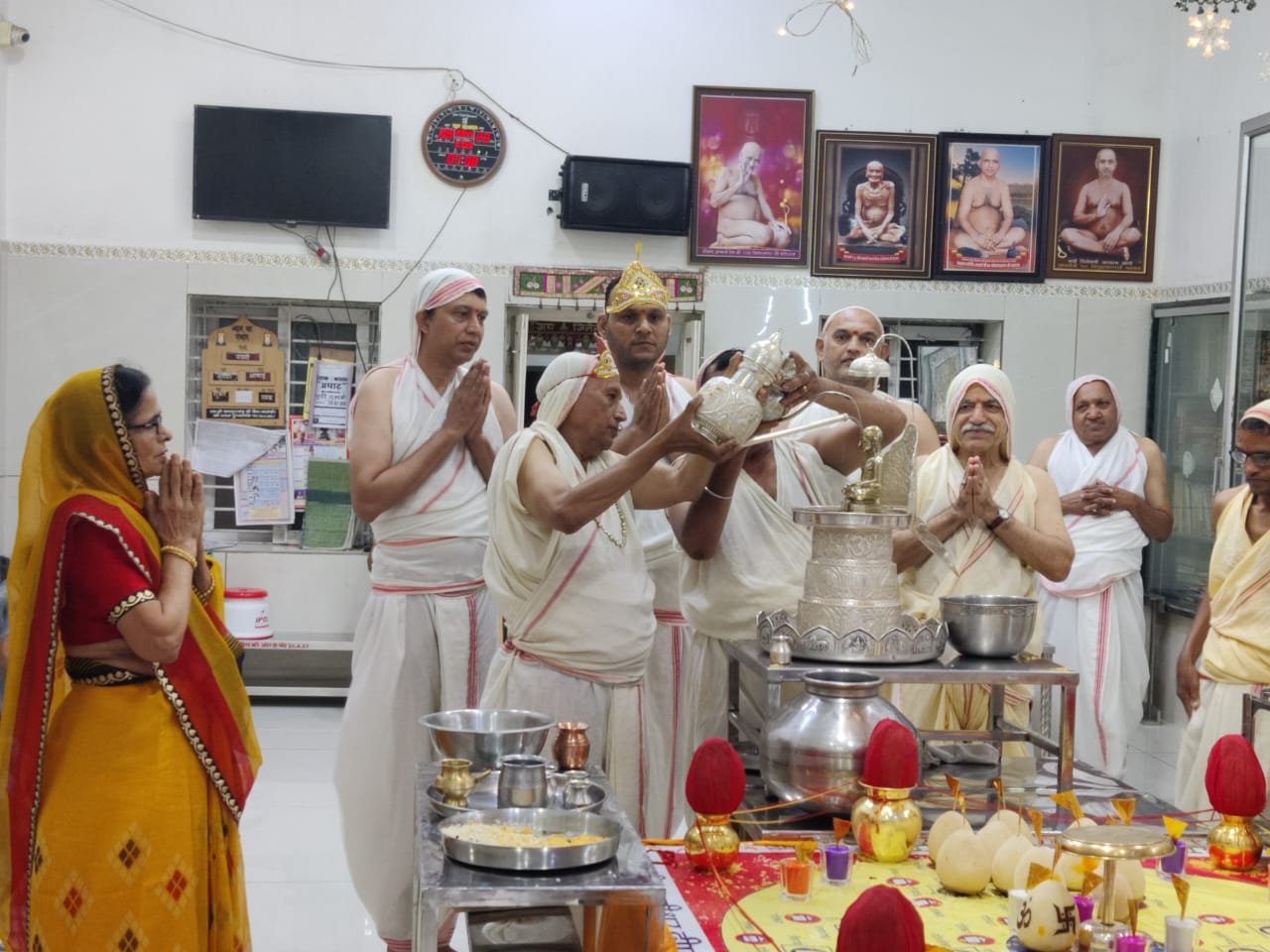 धामनोद में जैन मंदिर जी में आष्टानिका महापर्व का तृतीय दिन चल रहा नंदीश्वर दीप महामंडल का विधान चल रहा हे महिलाएं इस समय भक्ति के रंग में रंगी हुई हे **