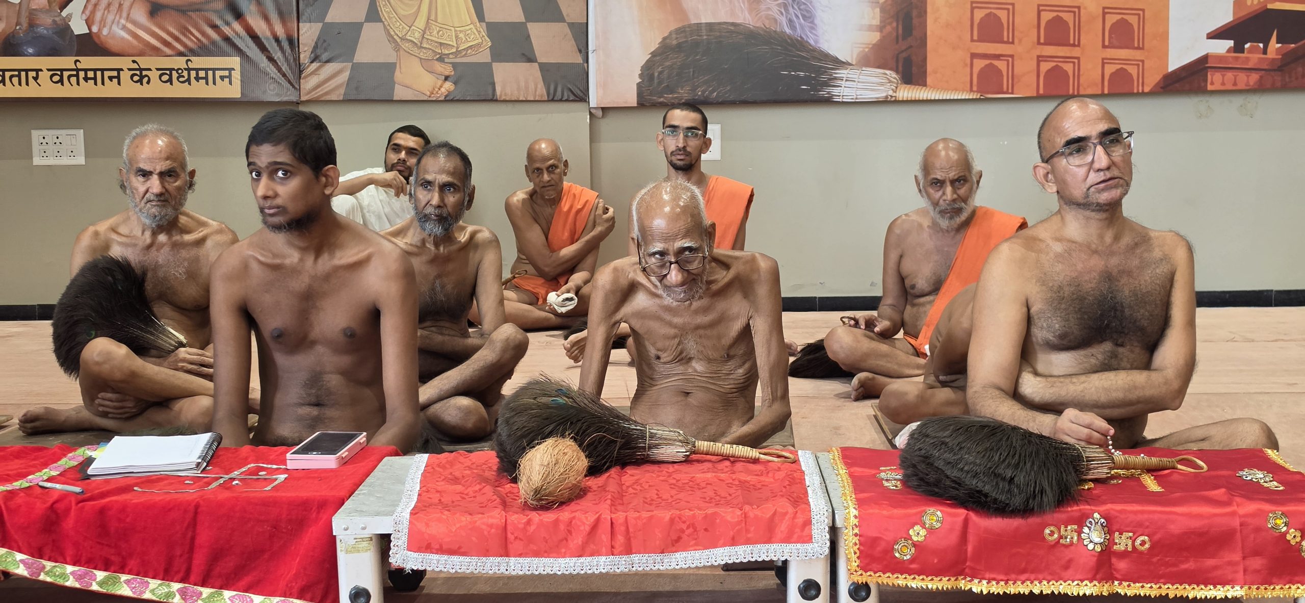 आचार्य श्री धर्म सागर जी की समाधि स्थली एवं शिष्या श्री शांतिमति माताजी की जन्मभूमि पर आचार्य संघ का मंगल पदार्पण समाज ने की मंगल आरती कर की भावभीनी अगवानी
