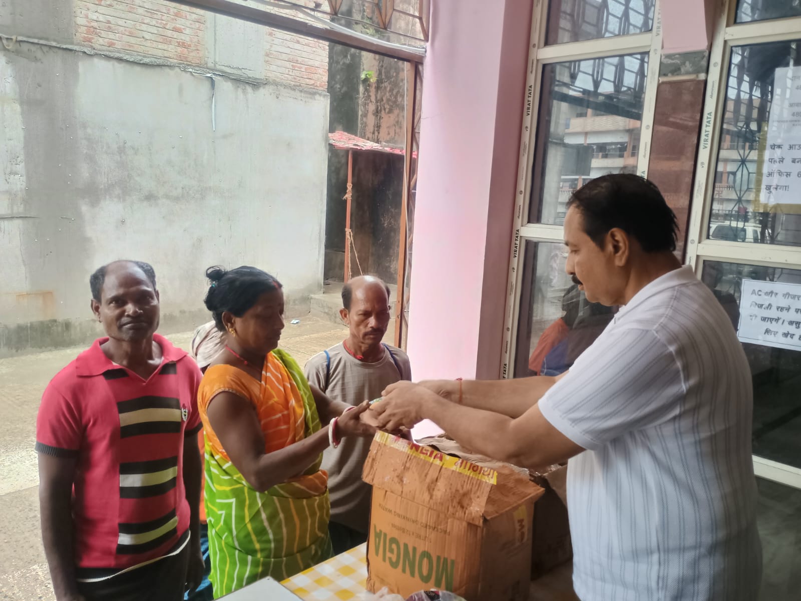 जयपुर के श्रेष्ठी, समाज सेवी आलोक -प्रमिला शाह*सम्मेद शिखर जी में आदिवासियोंं को भोजन व वस्त्र वितरित किये*