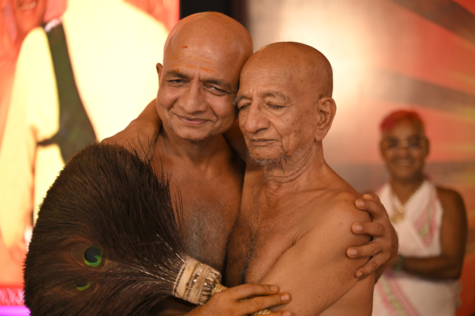 57वें जन्मोत्सव पर गुरु-शिष्य प्रेम का अनुपम दृश्य: गणाचार्य पुष्पदंत सागर ने अंतर्मना आचार्य प्रसन्न सागर को देंगे ‘पट्टाचार्य’ पद, सोनकच्छ जयकारों से गूंजा