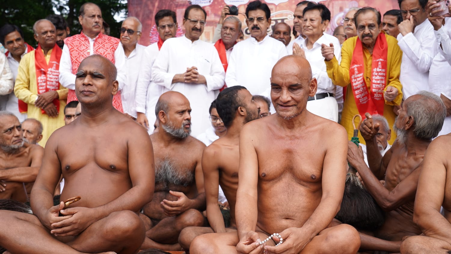 समवसरण सा अलौकिक दृश्य! आचार्य श्री सुनीलसागरजी के चातुर्मास मंगल प्रवेश में उमड़ा आस्था का महासागर, दशहरा मैदान से नेमीनगर तक गूंजे जिनशासन के जयघोष