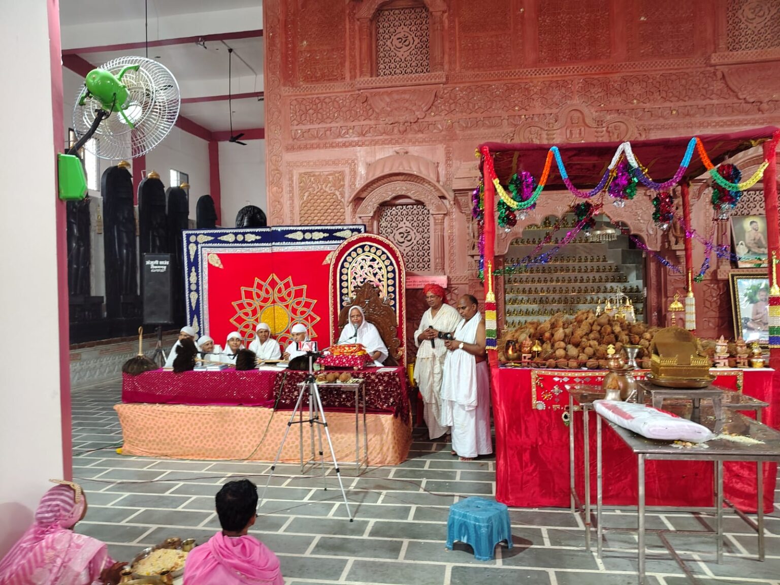 सिद्धचक्र विधान में दिखा अद्भुत दृश्य: समवसरण में प्रकट हुआ सफेद सर्प, श्रद्धालुओं ने माना ‘रक्षक देव’ का दिव्य संकेत