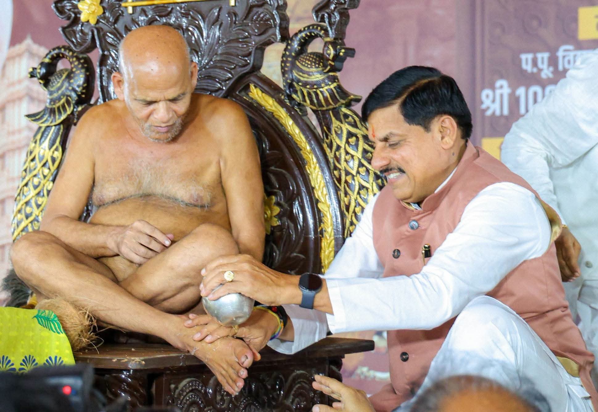 मुख्यमंत्री  डॉ. मोहन यादव ने किया आचार्य श्री समय सागर महाराज के चरणों का पद प्रक्षालन कर लिया आशीर्वाद, कहा— राजधानी का सौभाग्य, जीवनभर याद रहेगा यह पुण्य का क्षण