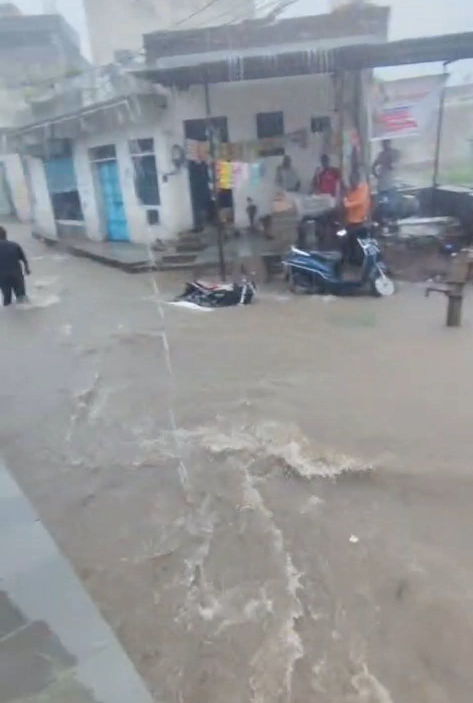 सावन के दूसरे सोमवार को रामगंजमंडी में झमाझम बारिश, सड़कें बनीं दरिया; घरों और मंडी में घुसा पानी