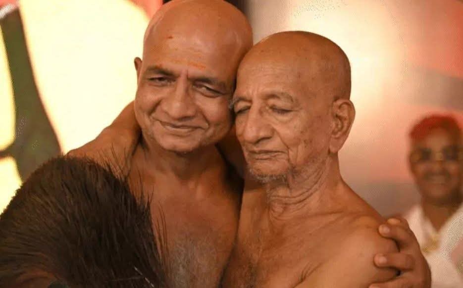 गुरु ने शिष्य की नजर उतारी, आंसू पोंछकर गले लगाया; आचार्य पुष्पदंत सागर महाराज ने प्रसन्न सागर महाराज को पट्टाचार्य पद से किया विभूषित