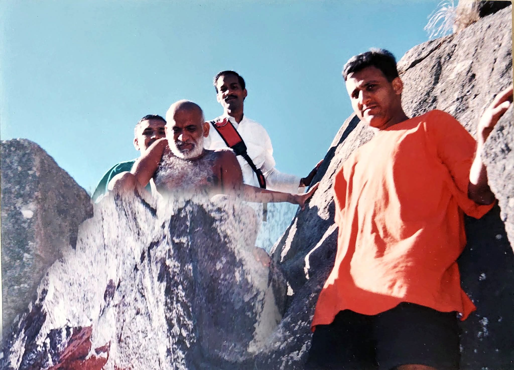23 वर्ष पुरानी दिव्य स्मृतियां हुईं जीवंत: मुनिश्री सुधासागर महाराज के सानिध्य में हुई गिरनार तीर्थ की वंदना आज भी श्रद्धालुओं के रोम-रोम में बसता है वह पुण्यपथ