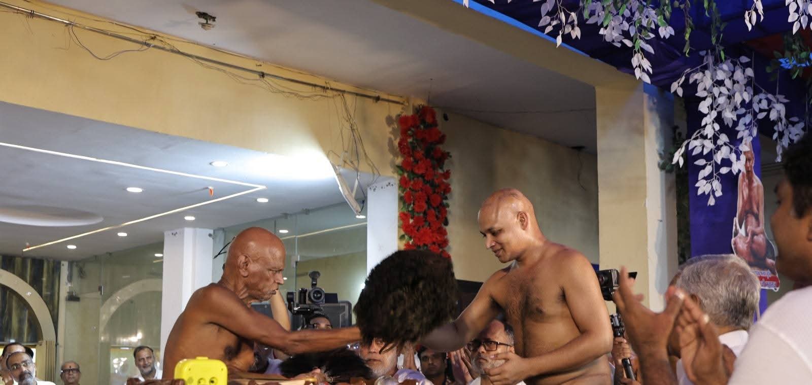 ऐतिहासिक दीक्षा महोत्सव: क्षुल्लक श्री 105 संयमसागर जी बने मुनि श्री 108 प्रणवसागर जी महाराज  जैन गौरव श्री अशोक जी एवं श्रीमती सुशीला जी पाटनी सपरिवार बने इस ऐतिहासिक आध्यात्मिक अवसर के साक्षी; 