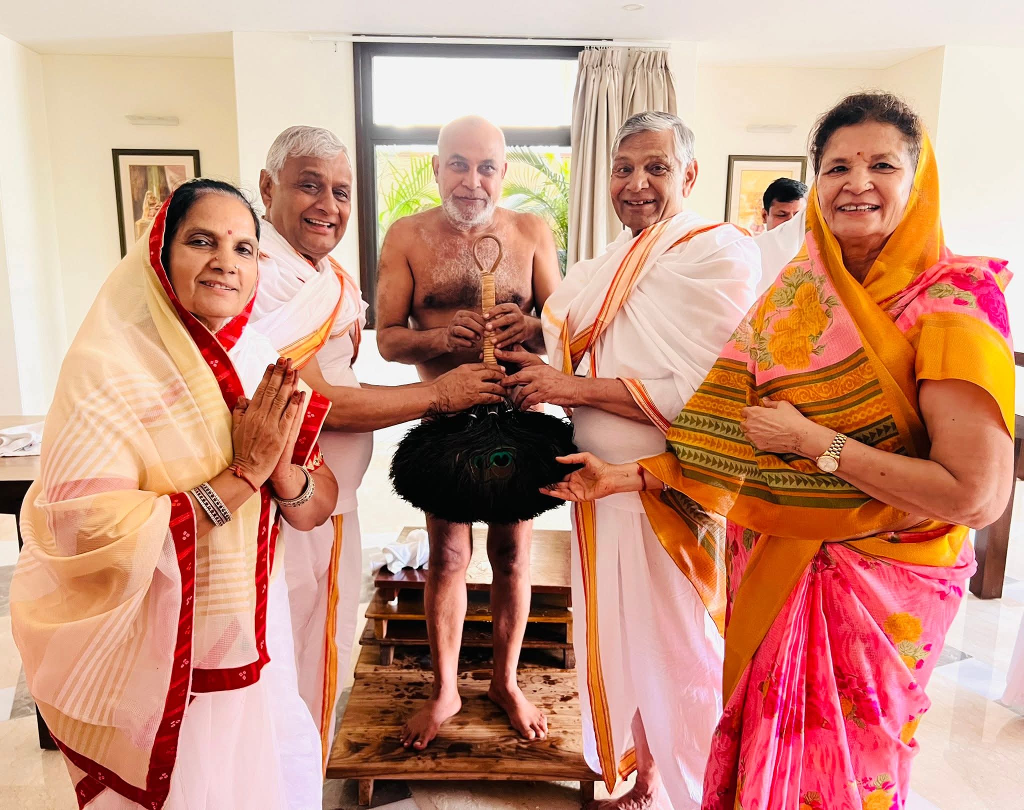 अशोक सुशीला पाटनी आर के मार्बल परिवार के निवास पर राष्ट्रसंत आचार्य श्री विहर्ष सागरजी की श्रद्धापूर्ण आहारचर्या निर्विघ्न संपन्न