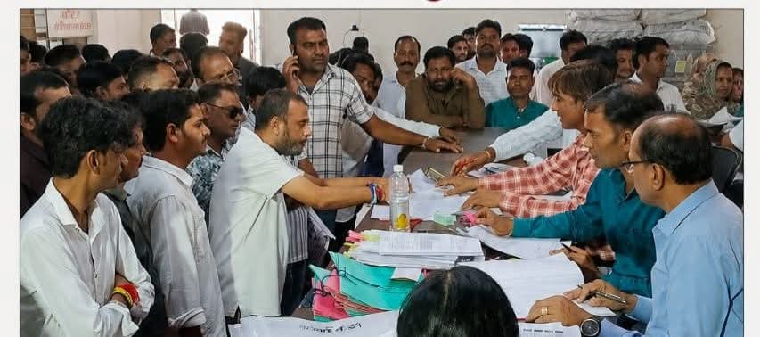 रामगंजमंडी में नामांकन का आखिरी दिन: प्रस्तावकों के साथ उमड़े प्रत्याशी, कांग्रेस नगर अध्यक्ष पवन बाबेल ने भी दाखिल किया नामांकन