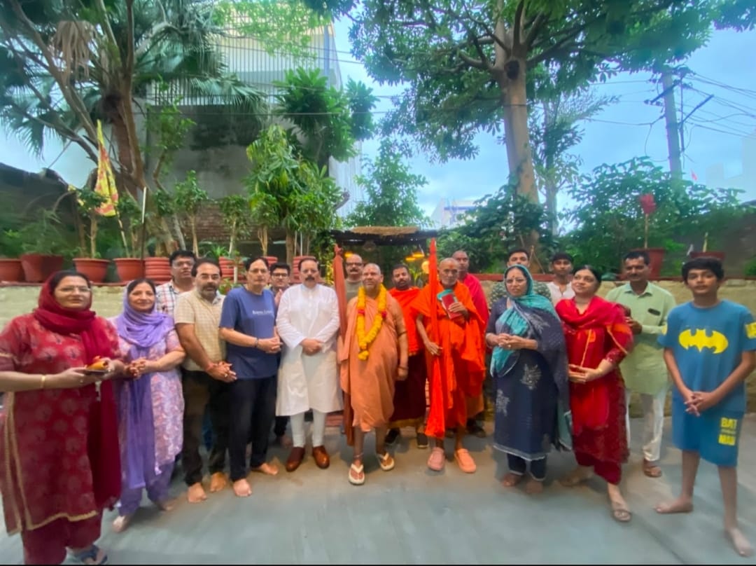 रामगंजमंडी में दिव्य आध्यात्मिक क्षण: जगद्गुरु शंकराचार्य स्वामी ज्ञानानंद तीर्थ जी का लूथरा परिवार के आवास पर मंगल आगमन