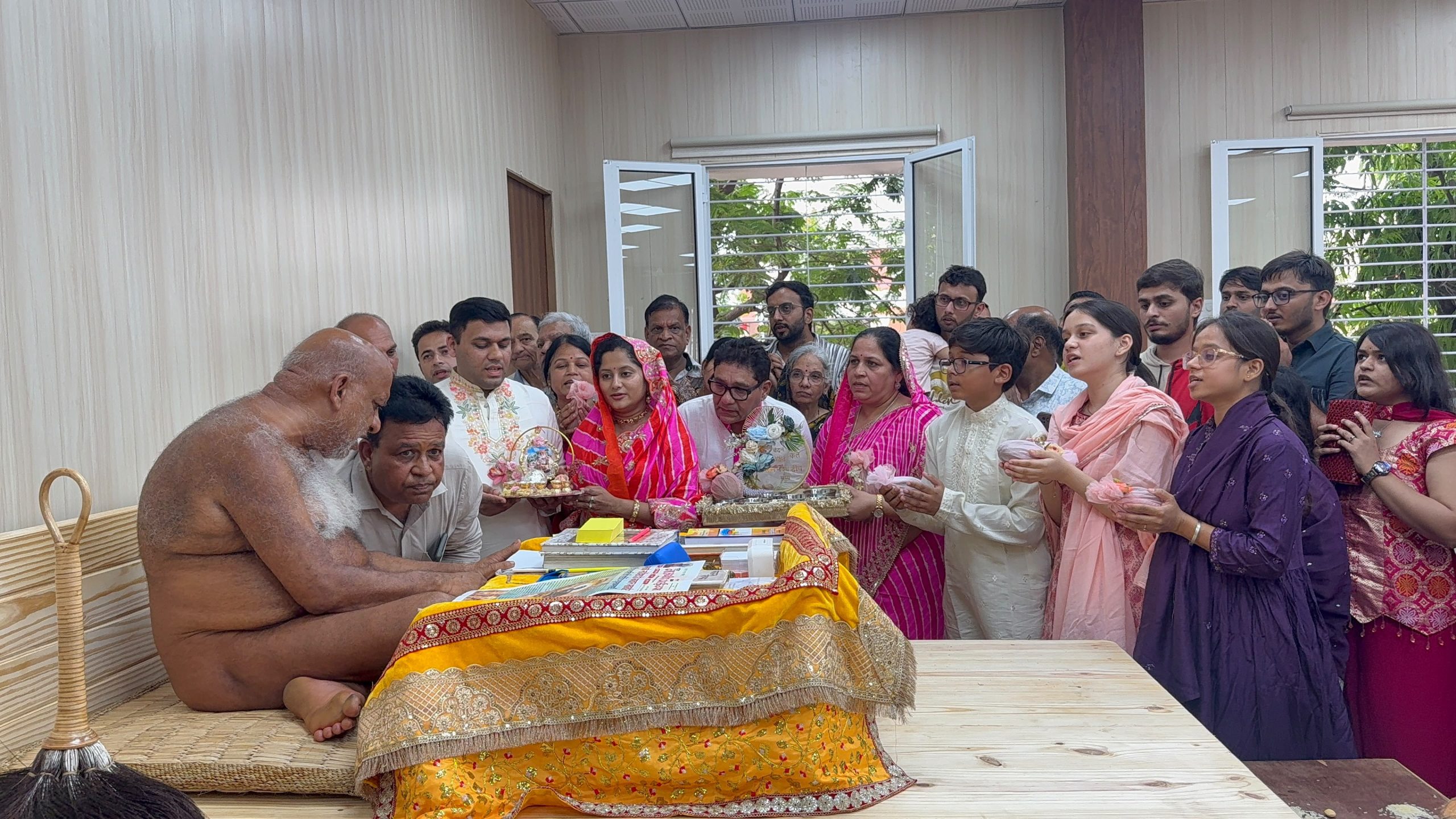 पूज्य मुनिश्री सुधासागर महाराज ने कहा “बहू ऐसी बने कि सास उसकी मां की प्रशंसा करे और बेटी ऐसी बने कि पीहर में सास की तारीफ करे”—जयपुर के नवविवाहित नमन जैन आशिका जैन ने परिवार सहित गुरुदेव के चरणों में लिया मंगल आशीर्वाद, गृहस्थ जीवन में नियम-संयम का लिया संकल्प